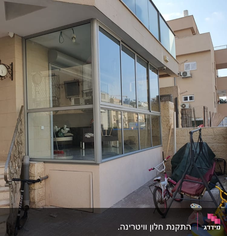 חלונות אלומיניום גדולים במסגרת אפורה